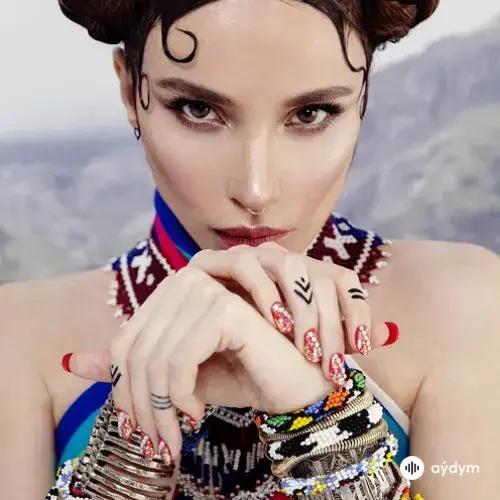 Gülşen  - Ellerinden Öper