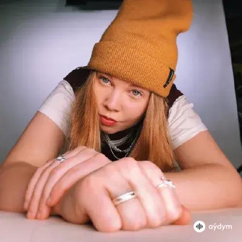 Julia  Hallasen