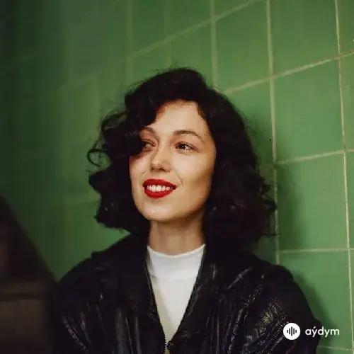 Kelly  Lee Owens