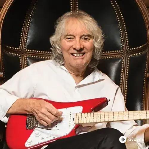 Albert  Lee
