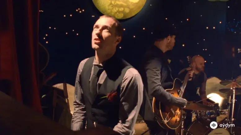 Christmas Lights (Official Video)