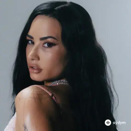 Demi Lovato - Low Rise Jeans